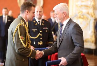 U příležitosti Dne vítězství dnes prezident republiky Petr Pavel jmenoval tři nové brigádní generály Armády ČR. Čtyři generály – včetně náčelníka Generálního štábu AČR – pak povýšil do vyšší hodnosti. 