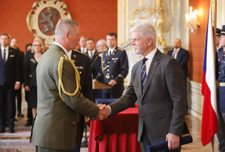 U příležitosti Dne vítězství dnes prezident republiky Petr Pavel jmenoval tři nové brigádní generály Armády ČR. Čtyři generály – včetně náčelníka Generálního štábu AČR – pak povýšil do vyšší hodnosti. 