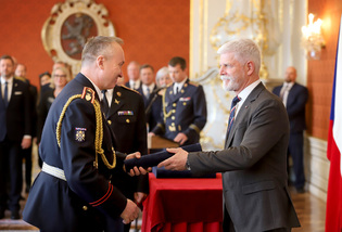 U příležitosti Dne vítězství dnes prezident republiky Petr Pavel jmenoval tři nové brigádní generály Armády ČR. Čtyři generály – včetně náčelníka Generálního štábu AČR – pak povýšil do vyšší hodnosti. 