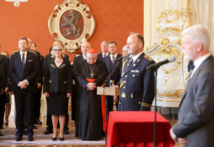 U příležitosti Dne vítězství dnes prezident republiky Petr Pavel jmenoval tři nové brigádní generály Armády ČR. Čtyři generály – včetně náčelníka Generálního štábu AČR – pak povýšil do vyšší hodnosti. 