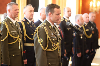 U příležitosti Dne vítězství dnes prezident republiky Petr Pavel jmenoval tři nové brigádní generály Armády ČR. Čtyři generály – včetně náčelníka Generálního štábu AČR – pak povýšil do vyšší hodnosti. 