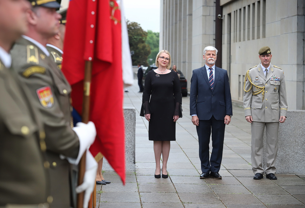 Máme příležitost společně vybudovat armádu 21. století, řekla vojákům ministryně obrany při oslavě jejich svátku