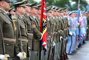 Máme příležitost společně vybudovat armádu 21. století, řekla vojákům ministryně obrany při oslavě jejich svátku
