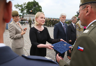 Máme příležitost společně vybudovat armádu 21. století, řekla vojákům ministryně obrany při oslavě jejich svátku