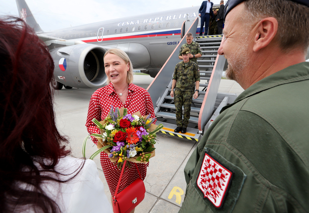 Ministryně obrany a šéf armády slavnostně převzali nové americké vrtulníky, další dva stroje dnes přilétly