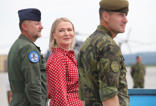 Ministryně obrany a šéf armády slavnostně převzali nové americké vrtulníky, další dva stroje dnes přilétly