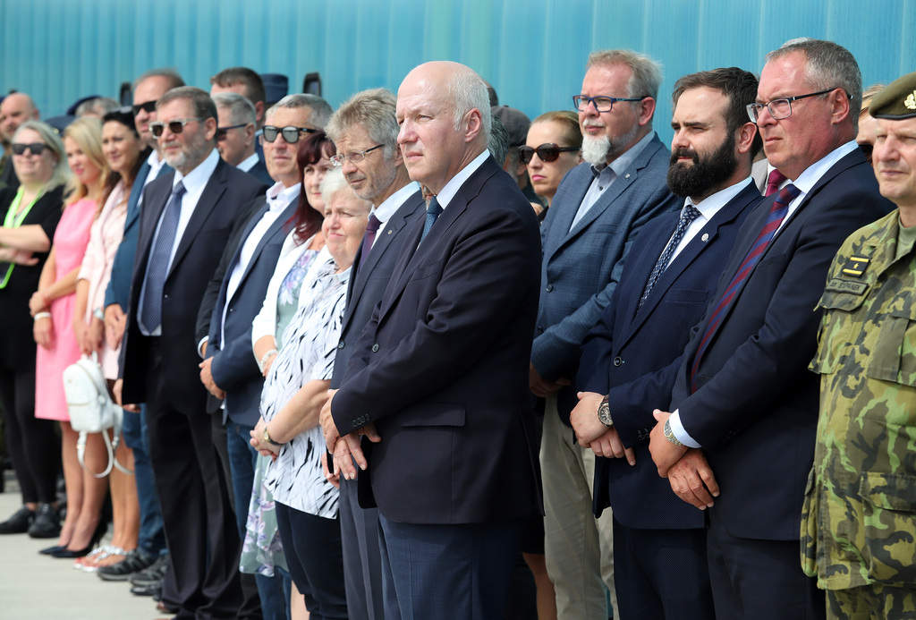 Ministryně obrany a šéf armády slavnostně převzali nové americké vrtulníky, další dva stroje dnes přilétly