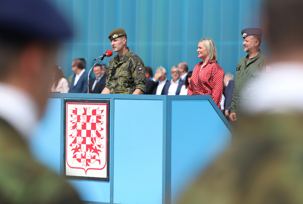 Ministryně obrany a šéf armády slavnostně převzali nové americké vrtulníky, další dva stroje dnes přilétly