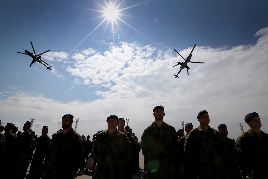 Ministryně obrany a šéf armády slavnostně převzali nové americké vrtulníky, další dva stroje dnes přilétly