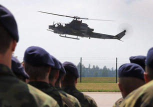 Ministryně obrany a šéf armády slavnostně převzali nové americké vrtulníky, další dva stroje dnes přilétly