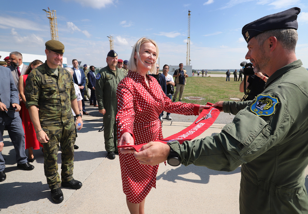 Ministryně obrany a šéf armády slavnostně převzali nové americké vrtulníky, další dva stroje dnes přilétly