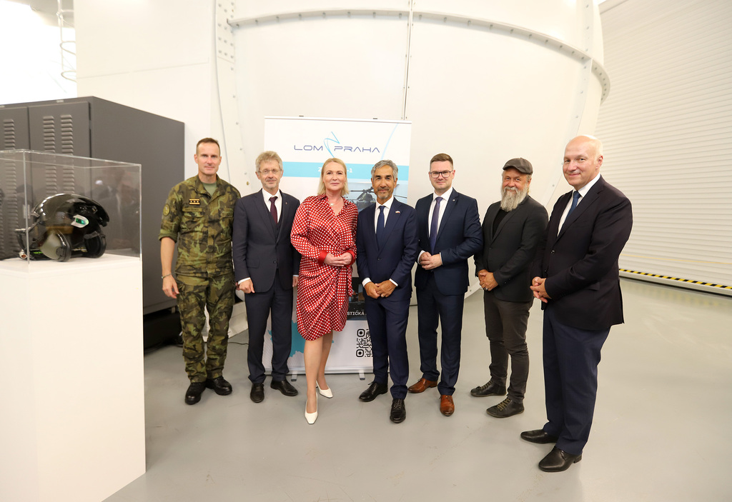 Významní hosté v Simulačním centru LOM PRAHA, před kopulí SIM AH-1Z Viper