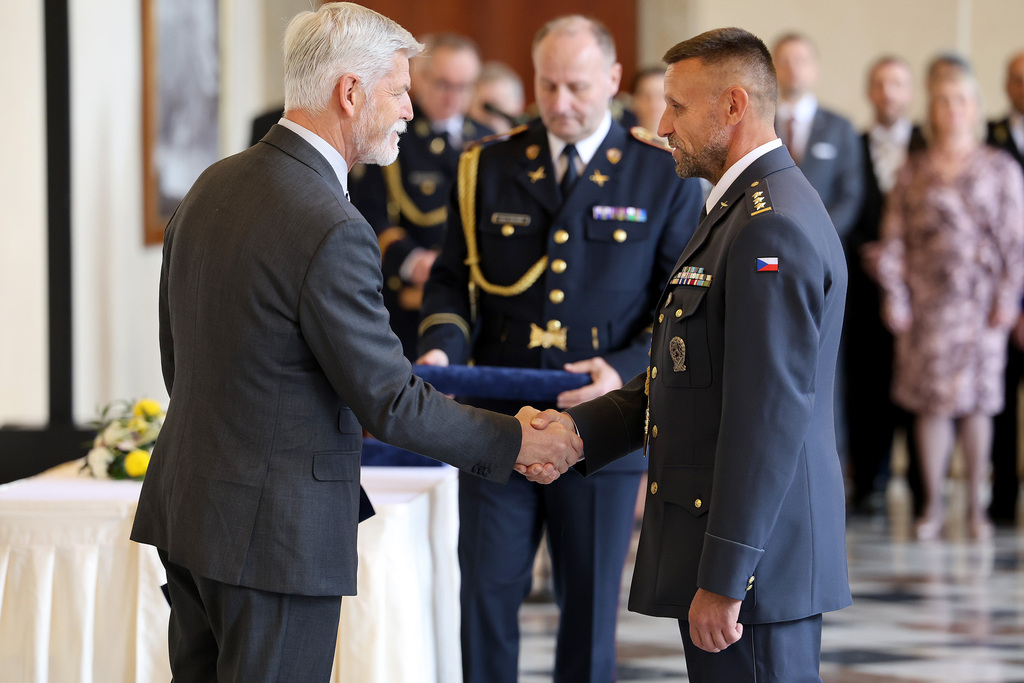 Prezident republiky jmenoval šest nových generálů, dva povýšil do vyšší generálské hodnosti