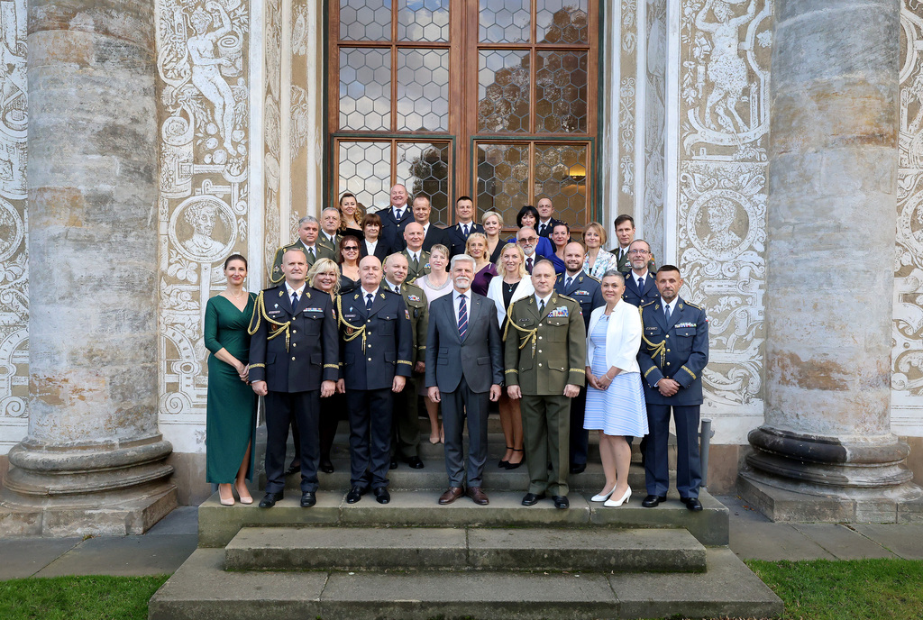 Prezident republiky jmenoval šest nových generálů, dva povýšil do vyšší generálské hodnosti