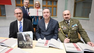 Ilustrační obrázek ke článkuKniha o generálu Syrovém, jež má přispět k jeho morální rehabilitaci, byla pokřtěna v Armádním muzeu Žižkov