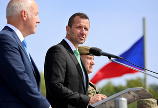 Předali velení mise Španělsku, dnes byli oceněni na Vítkově