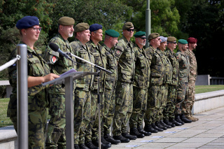 Předali velení mise Španělsku, dnes byli oceněni na Vítkově