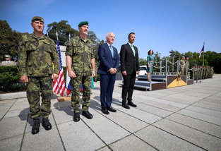 Předali velení mise Španělsku, dnes byli oceněni na Vítkově