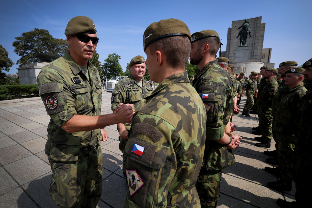 Předali velení mise Španělsku, dnes byli oceněni na Vítkově