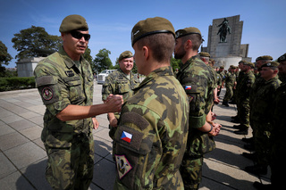 Předali velení mise Španělsku, dnes byli oceněni na Vítkově
