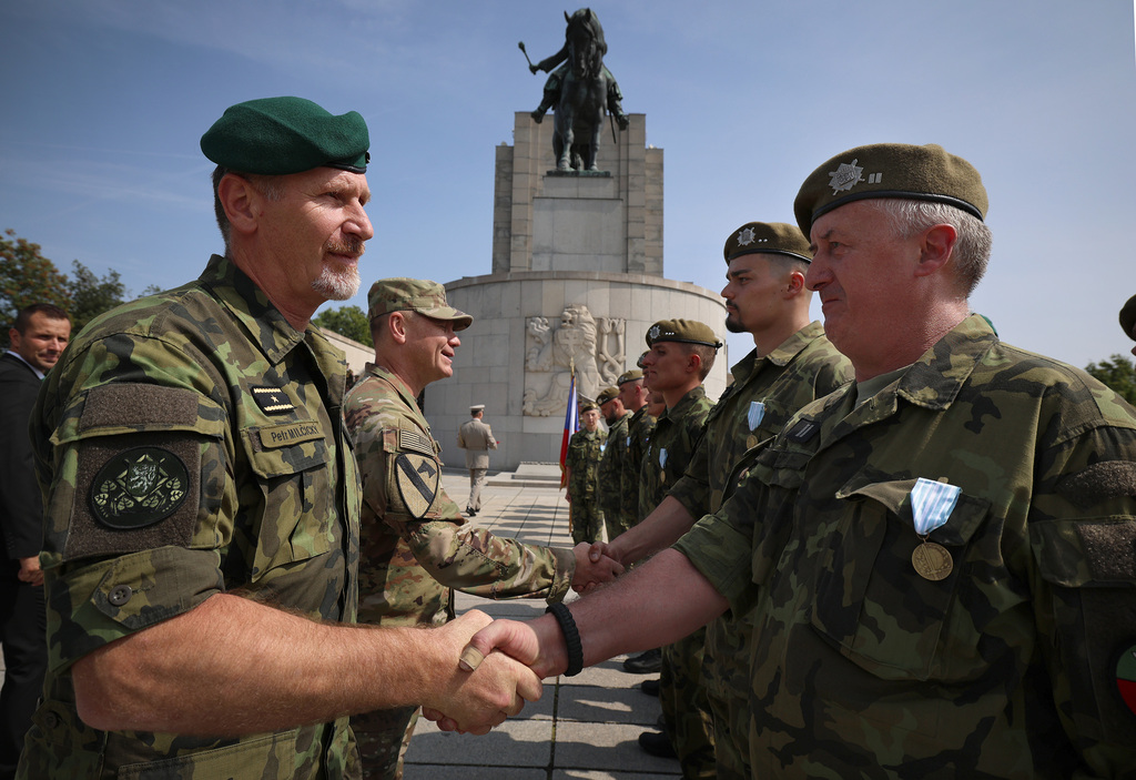 Předali velení mise Španělsku, dnes byli oceněni na Vítkově