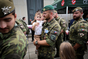 Předali velení mise Španělsku, dnes byli oceněni na Vítkově