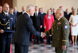 Prezident republiky jmenoval dva nové generály, tři povýšil do vyšší generálské hodnosti