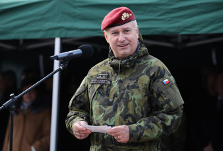 Velení Pozemních sil AČR dnes symbolicky na slavnostním nástupu v Olomouci převzal brigádní generál Josef Trojánek. 