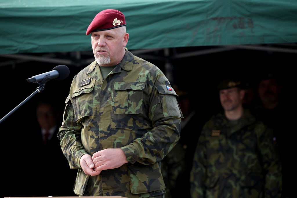 Velení Pozemních sil AČR dnes symbolicky na slavnostním nástupu v Olomouci převzal brigádní generál Josef Trojánek. 