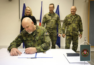 Velení Pozemních sil AČR dnes symbolicky na slavnostním nástupu v Olomouci převzal brigádní generál Josef Trojánek. 