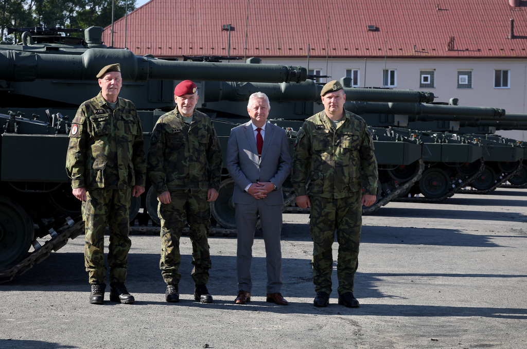 Historický milník pro českou obranu: Přáslavický prapor kompletně převzal tanky Leopard 2A4
