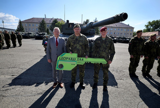 Historický milník pro českou obranu: Přáslavický prapor kompletně převzal tanky Leopard 2A4
