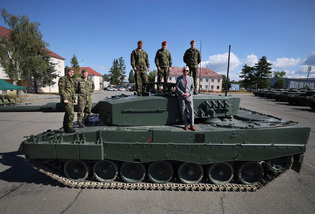 Historický milník pro českou obranu: Přáslavický prapor kompletně převzal tanky Leopard 2A4