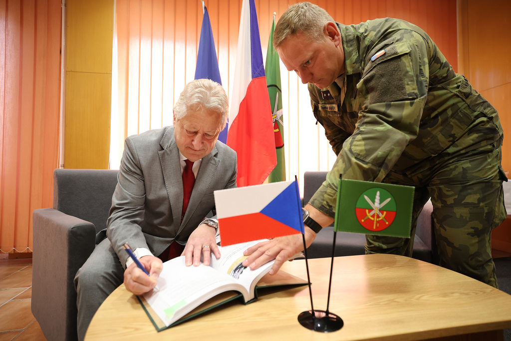 Historický milník pro českou obranu: Přáslavický prapor kompletně převzal tanky Leopard 2A4