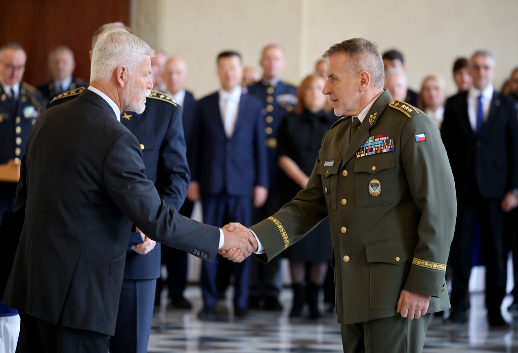 Prezident jmenoval pět nových generálů, šest povýšil do vyšší generálské hodnosti