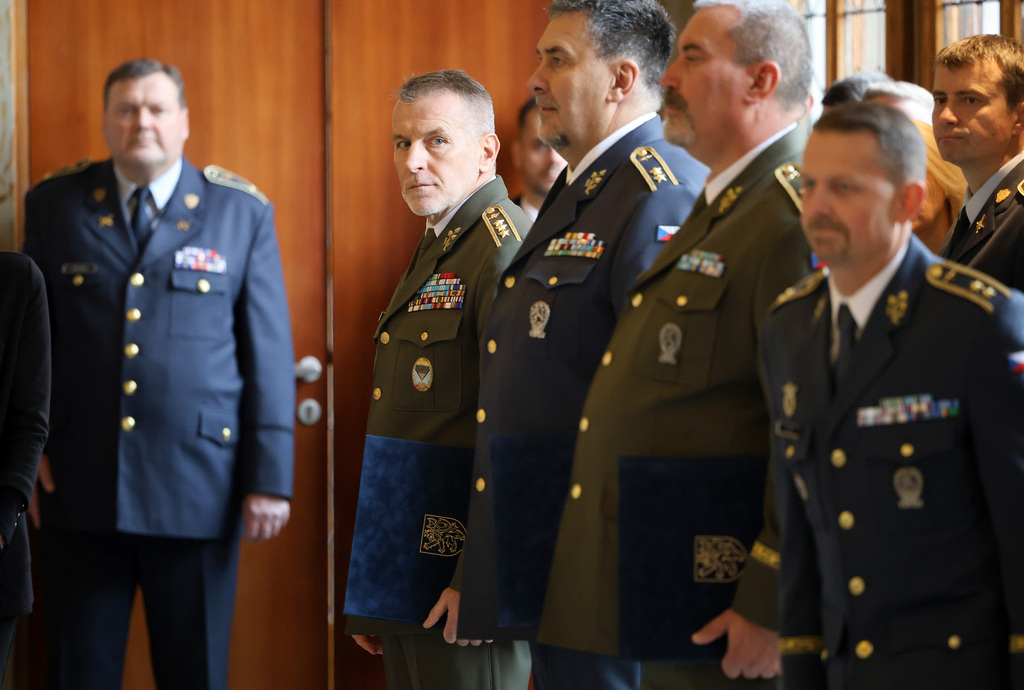 Prezident jmenoval pět nových generálů, šest povýšil do vyšší generálské hodnosti
