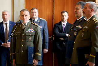 Prezident jmenoval pět nových generálů, šest povýšil do vyšší generálské hodnosti