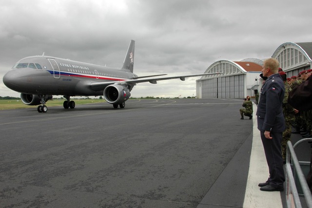 Armádní Airbus s ostatky vojáků, kteří zahynuli v Afghánistánu, očekávali na letišti ve Kbelích vojáci 4. brigády rychlého nasazení