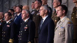 Společná fotografie účastníků jednání Vojenského výboru NATO