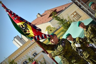 Součástí slavnostního ceremoniálu bylo předání bojového praporu brigády