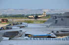 Taktických operací se účastnily i transportní letouny (v pozadí C-130 Hercules)