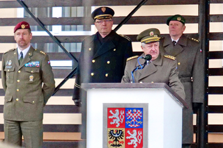 Hosty slavnostního nástupu byli i ředitel Ředitelství zahračních aktivit MO plukovník Pavel Skála a velitel Hradní stráže plukovník Jiří Kývala.