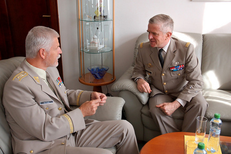 Generálové Pavel a Lebel jednali o zálohách 