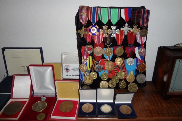  plukovník Koba byl za svou bojovou činnost oceněn řadou vyznamenání