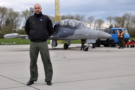 Výška 30 metrů nad zemí, rychlost až 900 km/h. Další dva piloti mohou předvádět leteckou akrobacii