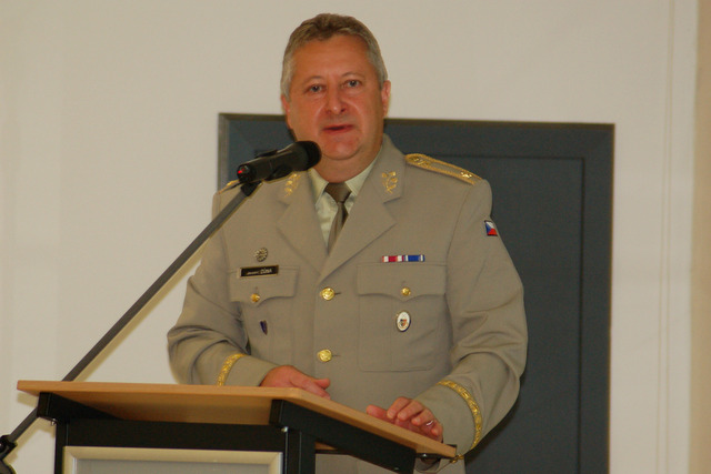 Ředitel Agentury logistiky brig.gen. Jatomír Zůna připomněl posluchačům 15 let členství České republiky v NATO a okolnosti podpisu Washingtonské smlouvy v roce 1999