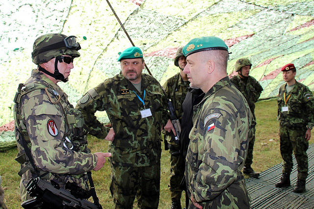  V hlavním místě velení prezentoval činnost českých vojáků genmjr. Jiřímu Balounovi a genmjr. Jánu Gurníkovi velitel 7. mb plk. gšt. Josef Kopecký