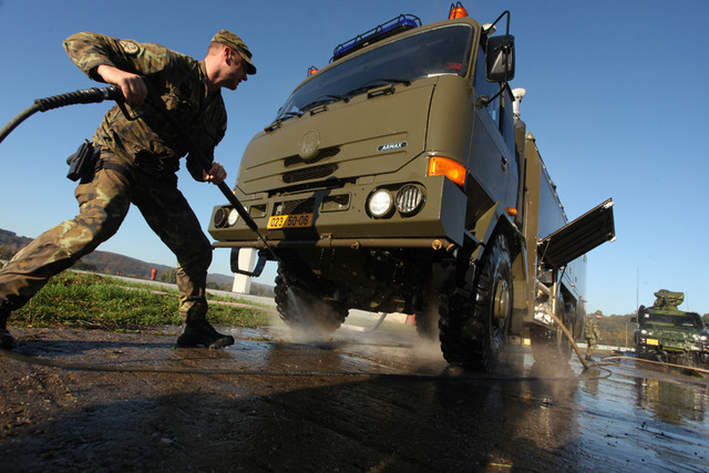  Údržbu techniky na cvičení Ground Pepper zabezpečuje četa logistiky roty bojového zabezpečení