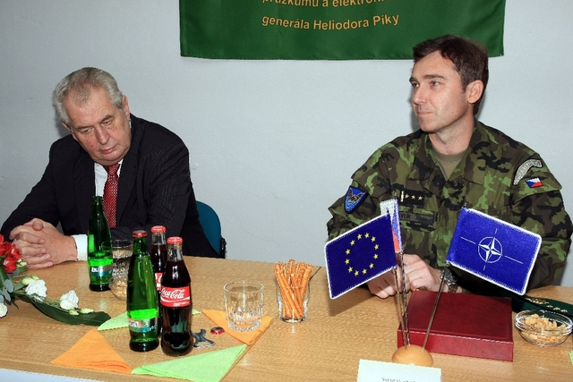 Prezident Miloš Zeman a plukovník gšt. Josef Havlík při prezentaci útvaru