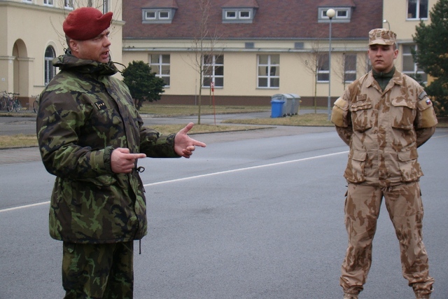 Řídící plukovník Ladislav Švejda seznamuje jednotky s průběhem kontroly